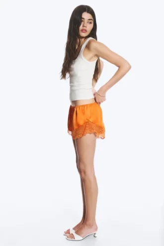 Kurze Satin-Spitzen-Shorts – Orange