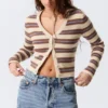 Kurze Strickjacke mit V-Ausschnitt – gestreift, braun