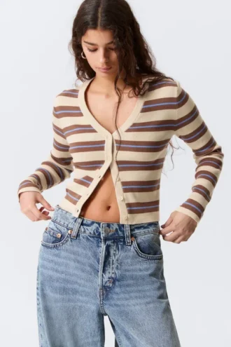 Kurze Strickjacke mit V-Ausschnitt – gestreift, braun