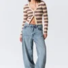 Kurze Strickjacke mit V-Ausschnitt – gestreift, braun