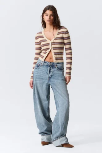 Kurze Strickjacke mit V-Ausschnitt – gestreift, braun
