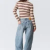 Kurze Strickjacke mit V-Ausschnitt – gestreift, braun