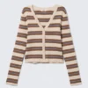 Kurze Strickjacke mit V-Ausschnitt – gestreift, braun
