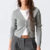 Kurze Strickjacke mit V-Ausschnitt – Grau meliert