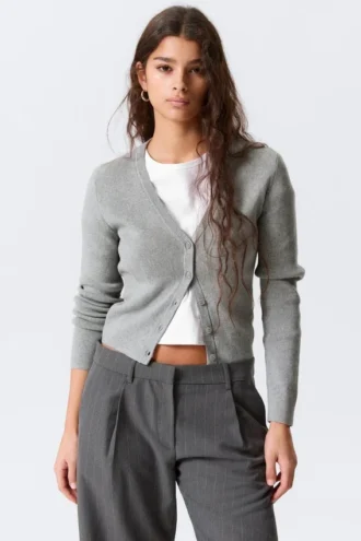 Kurze Strickjacke mit V-Ausschnitt – Grau meliert
