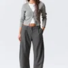 Kurze Strickjacke mit V-Ausschnitt – Grau meliert
