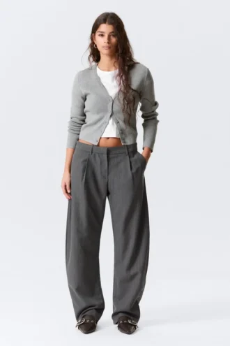 Kurze Strickjacke mit V-Ausschnitt – Grau meliert