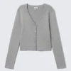 Kurze Strickjacke mit V-Ausschnitt – Grau meliert