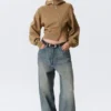 Kurzer, asymmetrischer Kapuzenpullover mit Reißverschluss – gewaschenes Dunkelbeige Kurzer, asymmetrischer Kapuzenpullover mit Reißverschluss – gewaschenes Dunkelbeige