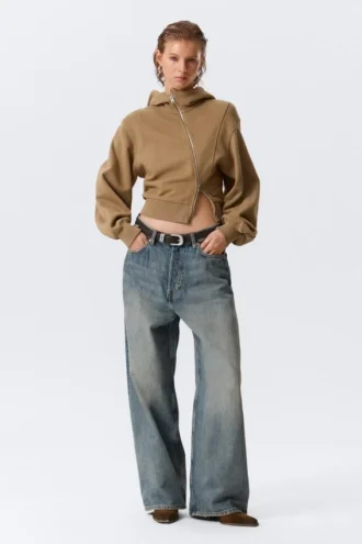Kurzer, asymmetrischer Kapuzenpullover mit Reißverschluss – gewaschenes Dunkelbeige