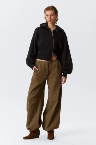 Kurzer asymmetrischer Kapuzenpullover mit Reißverschluss – Schwarz
