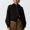 Kurzer asymmetrischer Kapuzenpullover mit Reißverschluss – Schwarz Kurzer asymmetrischer Kapuzenpullover mit Reißverschluss – Schwarz