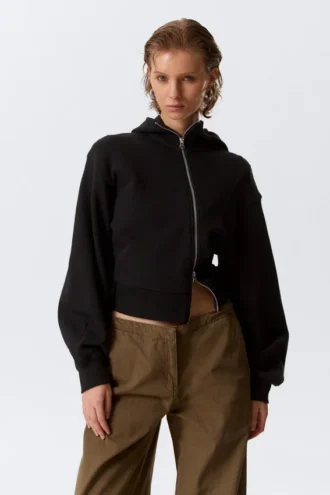 Kurzer asymmetrischer Kapuzenpullover mit Reißverschluss – Schwarz