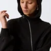 Kurzer asymmetrischer Kapuzenpullover mit Reißverschluss – Schwarz Kurzer asymmetrischer Kapuzenpullover mit Reißverschluss – Schwarz