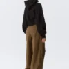 Kurzer asymmetrischer Kapuzenpullover mit Reißverschluss – Schwarz Kurzer asymmetrischer Kapuzenpullover mit Reißverschluss – Schwarz