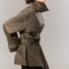Kurzer, übergroßer Trenchcoat mit Trichterkragen – Staubgrau Kurzer, übergroßer Trenchcoat mit Trichterkragen – Staubgrau