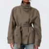 Kurzer, übergroßer Trenchcoat mit Trichterkragen – Staubgrau Kurzer, übergroßer Trenchcoat mit Trichterkragen – Staubgrau