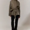 Kurzer, übergroßer Trenchcoat mit Trichterkragen – Staubgrau Kurzer, übergroßer Trenchcoat mit Trichterkragen – Staubgrau