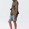 Kurzer, übergroßer Trenchcoat mit Trichterkragen – Staubgrau Kurzer, übergroßer Trenchcoat mit Trichterkragen – Staubgrau