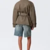 Kurzer, übergroßer Trenchcoat mit Trichterkragen – Staubgrau Kurzer, übergroßer Trenchcoat mit Trichterkragen – Staubgrau