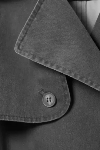 Kurzer, gewaschener Trenchcoat mit doppelter Knopfleiste – Dunkelgrau