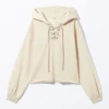 Kurzer Kapuzenpullover mit Schnürung – Hellbeige