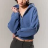Kurzer, kastenförmiger Kapuzenpullover mit Reißverschluss – gewaschenes Blau Kurzer, kastenförmiger Kapuzenpullover mit Reißverschluss – gewaschenes Blau
