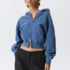 Kurzer, kastenförmiger Kapuzenpullover mit Reißverschluss – gewaschenes Blau Kurzer, kastenförmiger Kapuzenpullover mit Reißverschluss – gewaschenes Blau