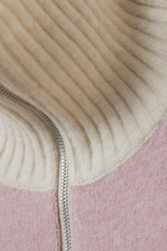 Kurzer Strickpullover mit halbem Reißverschluss – Altrosa & Cremeweiß