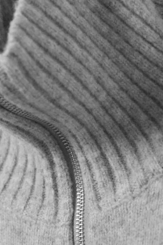 Kurzer Strickpullover mit halbem Reißverschluss – Staubiges Hellgrau meliert