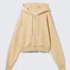 Kurzer Zip-Kapuzenpullover – gewaschen, hellbeige Kurzer Zip-Kapuzenpullover – gewaschen, hellbeige
