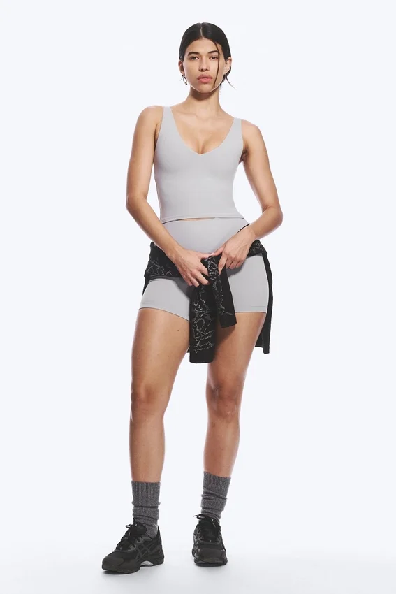 Kurzes Sport-Top mit tiefem Ausschnitt – Grau Kurzes Sport-Top mit tiefem Ausschnitt – Grau