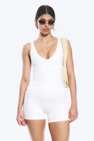 Kurzes Sport-Top mit tiefem Ausschnitt – Weiß