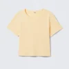 Kurzes, tailliertes Baumwoll-T-Shirt – Hellgelb Kurzes, tailliertes Baumwoll-T-Shirt – Hellgelb