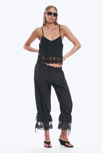 Kurzes Top mit Spitzenbesatz – Schwarz