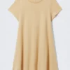 Kurzärmeliges A-Linien-T-Shirt-Kleid – Beige