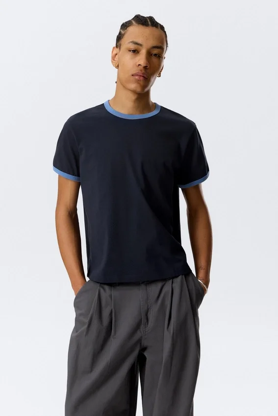 Kurzärmeliges Baumwoll-T-Shirt mit Kontrastbesatz – Dunkelblau – Hellblauer Rand Kurzärmeliges Baumwoll-T-Shirt mit Kontrastbesatz – Dunkelblau – Hellblauer Rand