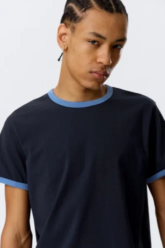 Kurzärmeliges Baumwoll-T-Shirt mit Kontrastbesatz – Dunkelblau – Hellblauer Rand