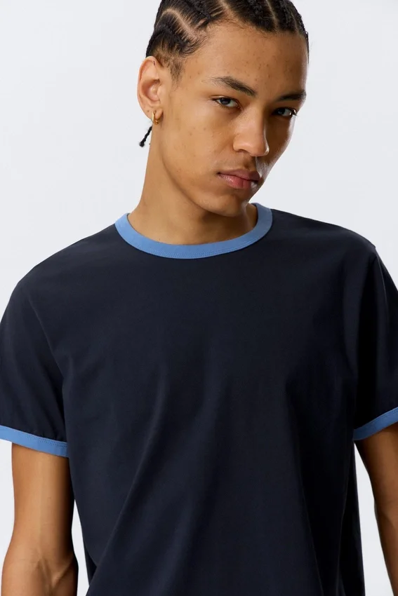 Kurzärmeliges Baumwoll-T-Shirt mit Kontrastbesatz – Dunkelblau – Hellblauer Rand Kurzärmeliges Baumwoll-T-Shirt mit Kontrastbesatz – Dunkelblau – Hellblauer Rand