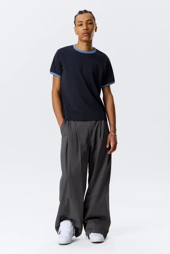 Kurzärmeliges Baumwoll-T-Shirt mit Kontrastbesatz – Dunkelblau – Hellblauer Rand Kurzärmeliges Baumwoll-T-Shirt mit Kontrastbesatz – Dunkelblau – Hellblauer Rand
