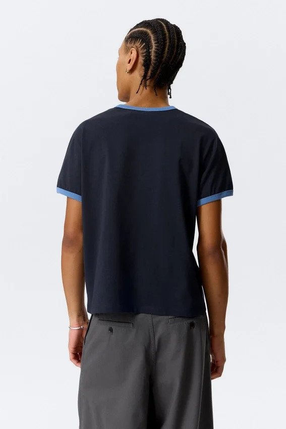 Kurzärmeliges Baumwoll-T-Shirt mit Kontrastbesatz – Dunkelblau – Hellblauer Rand Kurzärmeliges Baumwoll-T-Shirt mit Kontrastbesatz – Dunkelblau – Hellblauer Rand