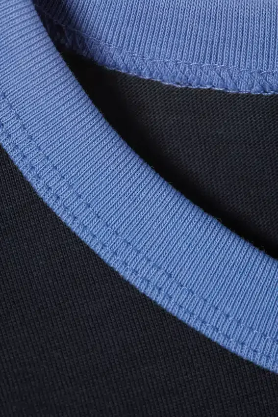 Kurzärmeliges Baumwoll-T-Shirt mit Kontrastbesatz – Dunkelblau – Hellblauer Rand Kurzärmeliges Baumwoll-T-Shirt mit Kontrastbesatz – Dunkelblau – Hellblauer Rand