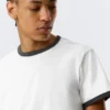 Kurzärmeliges Baumwoll-T-Shirt mit Kontrastbesatz – Weiß – Schwarzer Saum Kurzärmeliges Baumwoll-T-Shirt mit Kontrastbesatz – Weiß – Schwarzer Saum