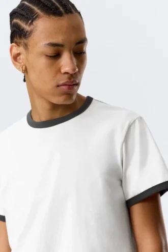 Kurzärmeliges Baumwoll-T-Shirt mit Kontrastbesatz – Weiß – Schwarzer Saum