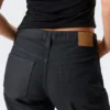 Laika-beschichtete Mid-Rise-Jeans mit geradem Bein – Indigo-Beschichtung – Dunkelblau