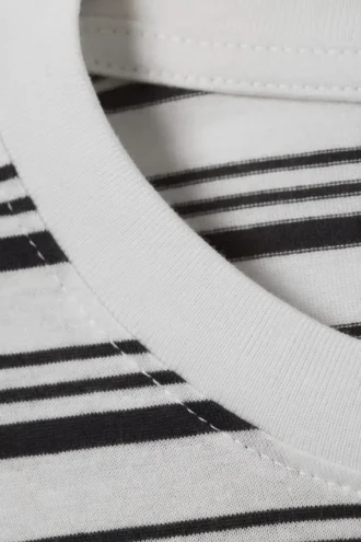 Langarmshirt in Boxy-Passform mit weißen und schwarzen Streifen