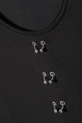Langarmshirt mit Lochmuster – Schwarz