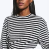 Langarmshirt mit Rüschen – Schwarz/Grau gestreift Langarmshirt mit Rüschen – Schwarz/Grau gestreift