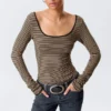 Langarmshirt mit schmalem Schnitt und U-Ausschnitt – beige/schwarz gestreift