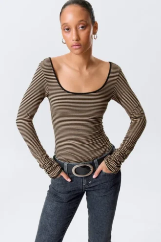 Langarmshirt mit schmalem Schnitt und U-Ausschnitt – beige/schwarz gestreift Langarmshirt mit schmalem Schnitt und U-Ausschnitt – beige/schwarz gestreift
